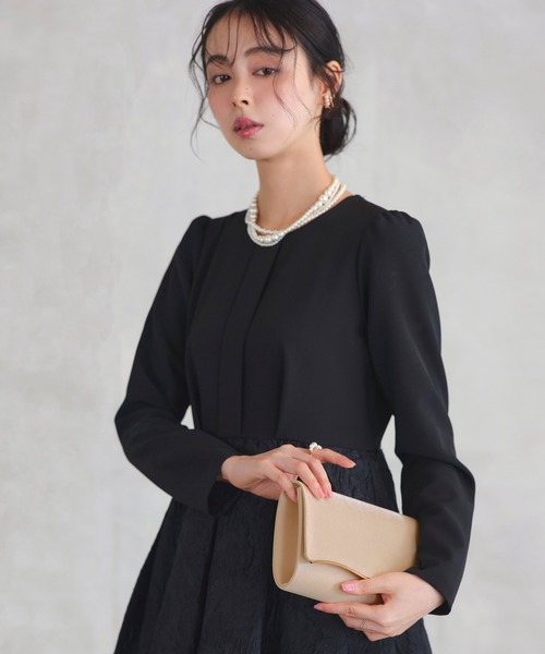 RUIRUE BOUTIQUE（ルイルエブティック）の「2way メタルライン サテン パーティーバッグ ｜ レディース 結婚式 パーティードレス オケージョン 冠婚葬祭 セレモニー フォーマル お呼ばれ クラッチバッグ ショルダーバッグ（クラッチバッグ・レディース・ベージュ/シルバー/ブラック・FREE）」の5枚目の写真