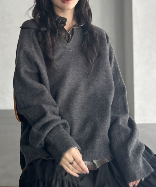 Ada.(エイダ)の「ラグランスリーブ キーネック ニット(ニット/セーター・レディース・ライトグレー/レッド/チャコールグレー・FREE)」の4枚目の写真