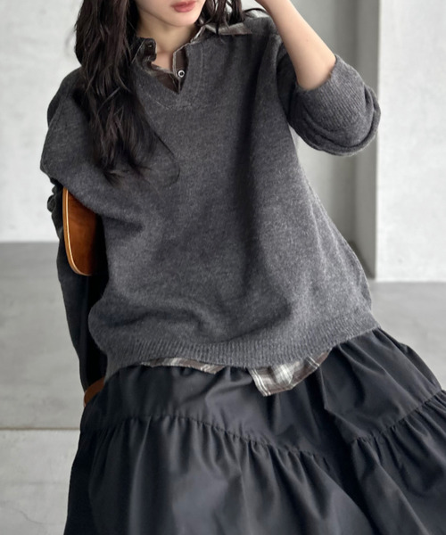 Ada.(エイダ)の「ラグランスリーブ キーネック ニット(ニット/セーター・レディース・ライトグレー/レッド/チャコールグレー・FREE)」の6枚目の写真