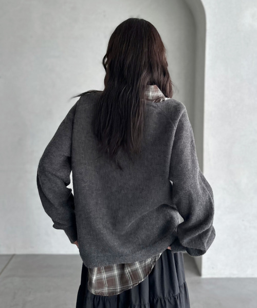 Ada.(エイダ)の「ラグランスリーブ キーネック ニット(ニット/セーター・レディース・ライトグレー/レッド/チャコールグレー・FREE)」の12枚目の写真