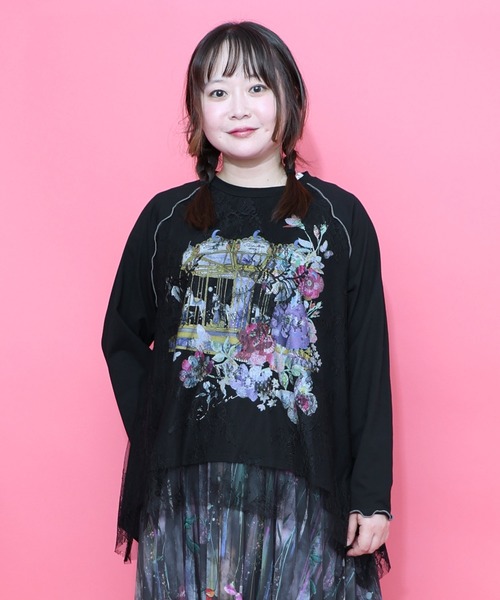 iS ScoLar（イズスカラー）の「553206：花とメリーゴーランド柄レース重ねロンT（Tシャツ/カットソー・レディース・ブラック/アイボリー・M）」の2枚目の写真