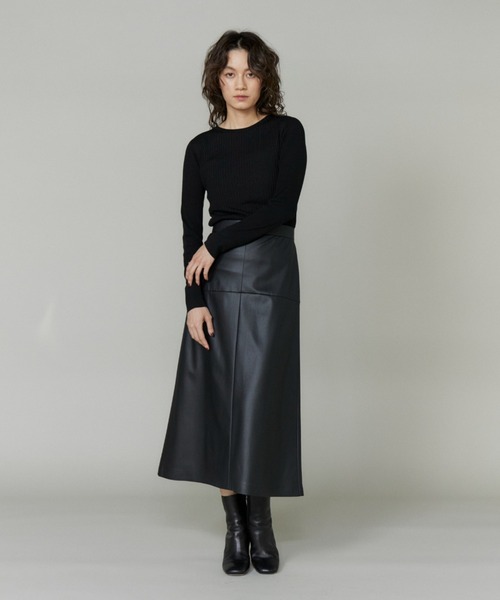 INED（イネド）の「ホールガーメント クルーネックリブニット《Cuoo》（ニット/セーター・レディース・ラベンダー/ダークブラウン/ブラック/グレイッシュベージュ/ブルーグレー/グレー系その他・9号/11号）」の9枚目の写真