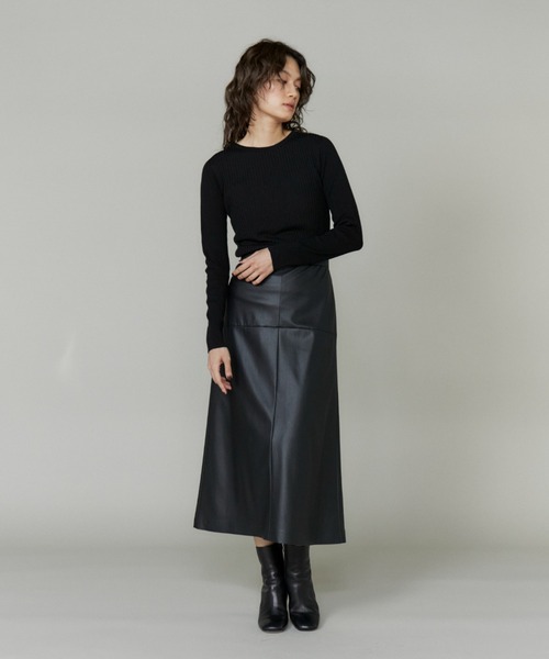 INED（イネド）の「ホールガーメント クルーネックリブニット《Cuoo》（ニット/セーター・レディース・ラベンダー/ダークブラウン/ブラック/グレイッシュベージュ/ブルーグレー/グレー系その他・9号/11号）」の10枚目の写真