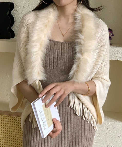 shoppinggo(ショッピングゴー)の「ストール ファー付きニットストール ポンチョ カーディガン(カーディガン/ボレロ・レディース・ブラック/ベージュ・FREE)」の2枚目の写真