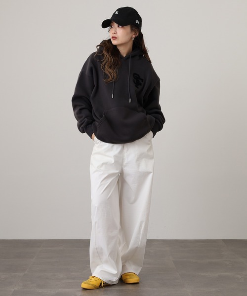 ま*る様 ボリュームパーカー　　アイボリー LMCの「【UNISEX】LMC／LOGO ZIPUPフーディー 2114027（パーカー