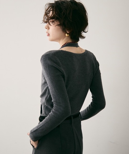 Trish（トリッシュ）の「ホルターネックカーディガン風ニットプルオーバー（ニット/セーター・レディース・チャコールグレー/アイボリー・FREE）」の20枚目の写真