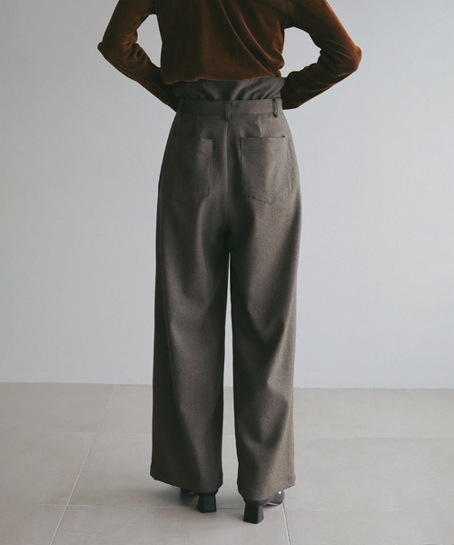 MANOF(マノフ)の「HIGH WAIST BARREL PANTS(その他パンツ・レディース・イエロー/ブラウン/チャコールグレー・S/M)」の9枚目の写真