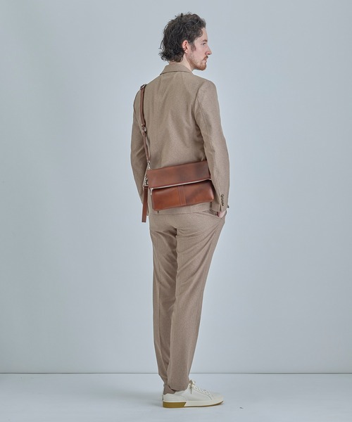 MEN'S BIGI（メンズビギ）の「【SEEKER/シーカー】別注 2wayクラッチ&ショルダーバッグ（ショルダーバッグ・メンズ・グレー/キャメル・FREE）」の9枚目の写真