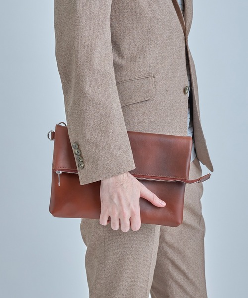 MEN'S BIGI（メンズビギ）の「【SEEKER/シーカー】別注 2wayクラッチ&ショルダーバッグ（ショルダーバッグ・メンズ・グレー/キャメル・FREE）」の3枚目の写真