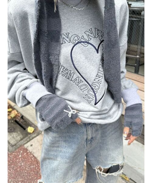 EMODA(エモダ)の「ハートロゴオーバースウェットプルオーバー(スウェット・レディース・ネイビー/ブラック/グレー・FREE)」の3枚目の写真