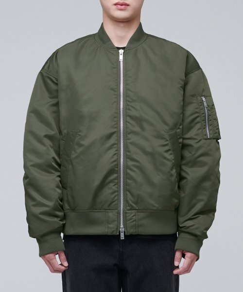 MUSINSA STANDARD(ムシンサスタンダード)の「特大MA-1ボンバージャケット【カーキ】(ブルゾン・メンズ・その他・MEDIUM/LARGE/X-LARGE/XX-LARGE)」の2枚目の写真