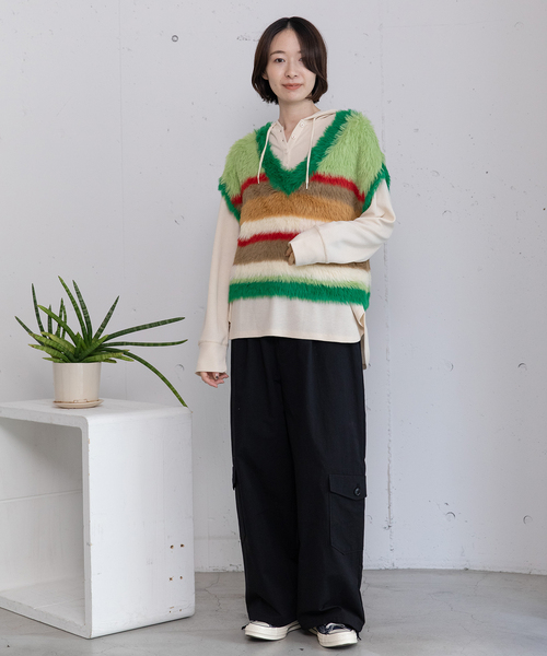 POU DOU DOU（プードゥドゥ）の「フェザーヤーンボーダーVネックベスト（ベスト・レディース・ブラック/グリーン/ブラウン・M）」の22枚目の写真