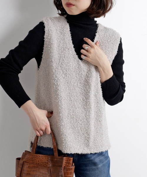 BELLUNA PLUS(ベルーナ)の「テープヤーンVネックニットベスト(ベスト・レディース・ライトグレー/ブラック・MEDIUM/LARGE/X-LARGE)」の1枚目の写真