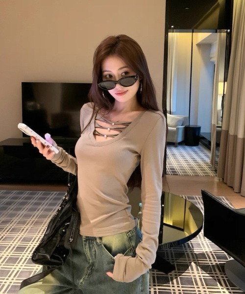 セール】パール付きクロスストラップVネックトップス（Tシャツ