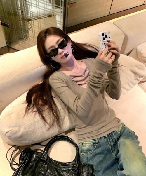 セール】パール付きクロスストラップVネックトップス（Tシャツ