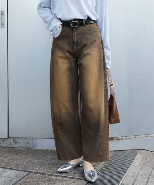 MONO-MART（モノマート）の「【anyway.シリーズ】立体カーブ バレルレッグ ワイドデニム（速乾）〈セットアップ対応〉（デニムパンツ・レディース・ブラック/サックスブルー/ブルー/ブラウン/ブルー系/インディゴブルー・S/M/L/XL）」の3枚目の写真