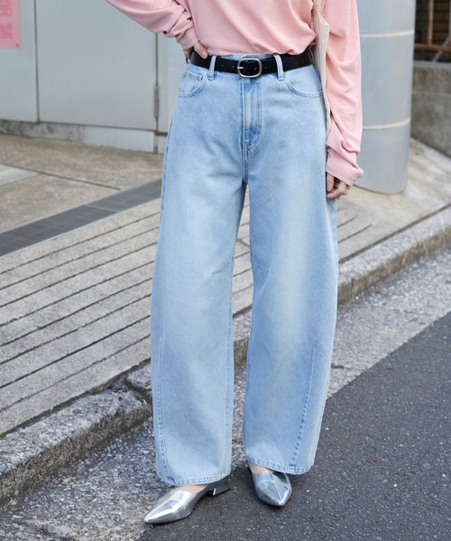 MONO-MART（モノマート）の「【anyway.シリーズ】立体カーブ バレルレッグ ワイドデニム（速乾）〈セットアップ対応〉（デニムパンツ・レディース・ブラック/サックスブルー/ブルー/ブラウン/ブルー系/インディゴブルー・S/M/L/XL）」の4枚目の写真