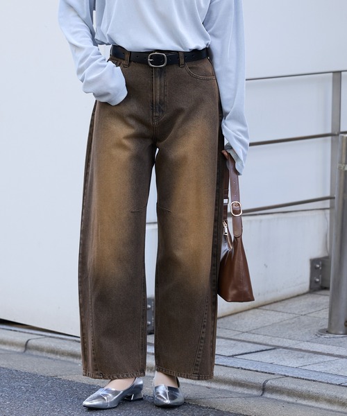 MONO-MART（モノマート）の「【anyway.シリーズ】立体カーブ バレルレッグ ワイドデニム（速乾）〈セットアップ対応〉（デニムパンツ・レディース・ブラック/サックスブルー/ブルー/ブラウン/ブルー系/インディゴブルー・S/M/L/XL）」の11枚目の写真