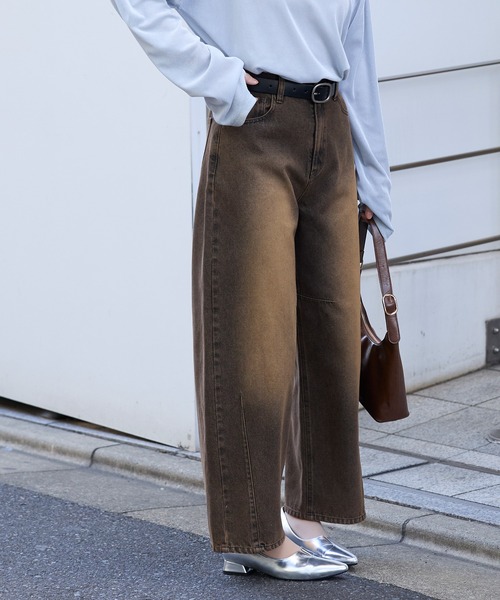 MONO-MART（モノマート）の「【anyway.シリーズ】立体カーブ バレルレッグ ワイドデニム（速乾）〈セットアップ対応〉（デニムパンツ・レディース・ブラック/サックスブルー/ブルー/ブラウン/ブルー系/インディゴブルー・S/M/L/XL）」の12枚目の写真