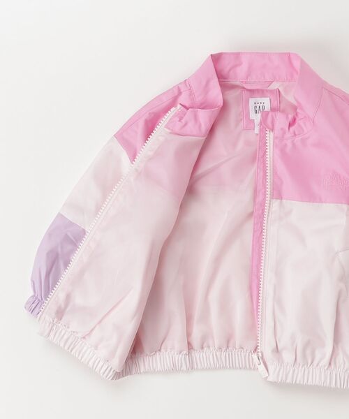 GAP（ギャップ）の「カラーブロック GAPロゴ ウィンドブレーカー (幼児・ベビー)（ナイロンジャケット・キッズ・ピンク・80ｃｍ/90cm/110cm/100cm/95cm/105cm）」の2枚目の写真