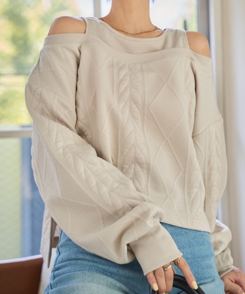 KOBE LETTUCE（コウベレタス）の「レイヤード風ケーブルデザインオフショルトップス（スウェット・レディース・アイボリー/ブラック・M）」の3枚目の写真