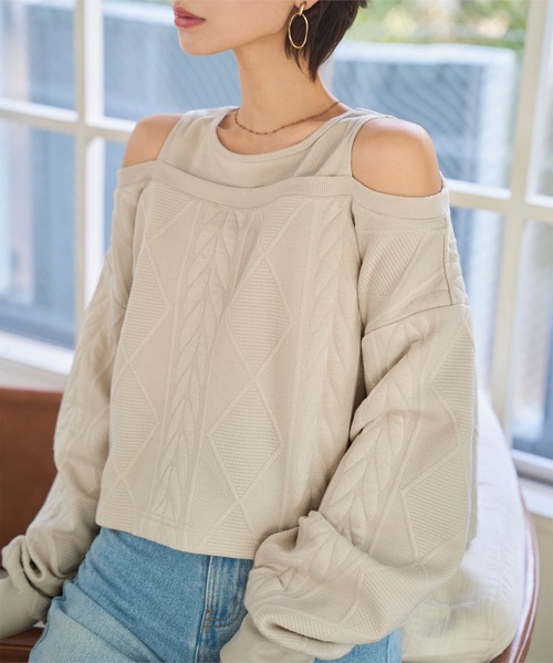 KOBE LETTUCE（コウベレタス）の「レイヤード風ケーブルデザインオフショルトップス（スウェット・レディース・アイボリー/ブラック・M）」の4枚目の写真