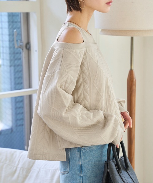 KOBE LETTUCE（コウベレタス）の「レイヤード風ケーブルデザインオフショルトップス（スウェット・レディース・アイボリー/ブラック・M）」の5枚目の写真