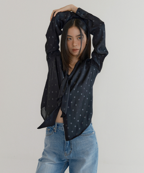 LUCIR ZU（ルシールズ）の「Silken Scarf Blouse (dot black)（シャツ/ブラウス・レディース・その他・FREE）」の3枚目の写真