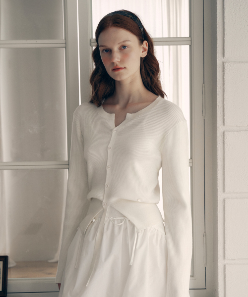 ROLAROLA(ロラロラ)の「CUT OUT RIBBED CARDIGAN IVORY(カーディガン/ボレロ・レディース・アイボリー・FREE)」の1枚目の写真