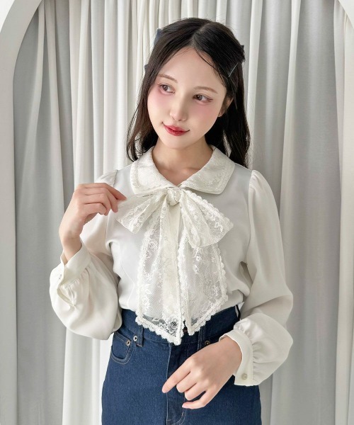 an another angelus(アンアナザーアンジェラス)の「レースリボンタイ付きブラウス/fint フィント(シャツ/ブラウス・レディース・オフホワイト/ブルーグレー・FREE)」の1枚目の写真