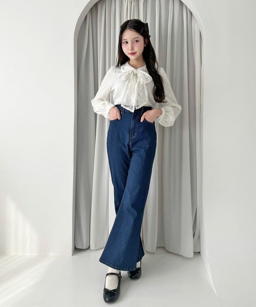 an another angelus(アンアナザーアンジェラス)の「レースリボンタイ付きブラウス/fint フィント(シャツ/ブラウス・レディース・オフホワイト/ブルーグレー・FREE)」の3枚目の写真