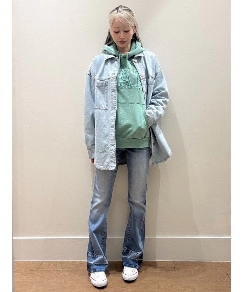 GAP（ギャップ）の「オーバーサイズ デニム シャケット（デニムジャケット・レディース・ライトインディゴブルー・XXS/L/M/S/XS）」の3枚目の写真