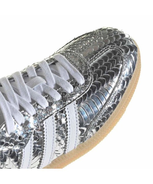 adidas(アディダス)の「adidas Originals SAMBA SHOES(アディダスオリジナルス サンバ シューズ)(スニーカー・レディース・ブラック系/シルバー系・23cm/23.5cm/24cm/24.5cm/25cm/25.5cm/26cm/26.5cm/27cm/27.5cm/28cm/28.5cm/29cm)」の3枚目の写真