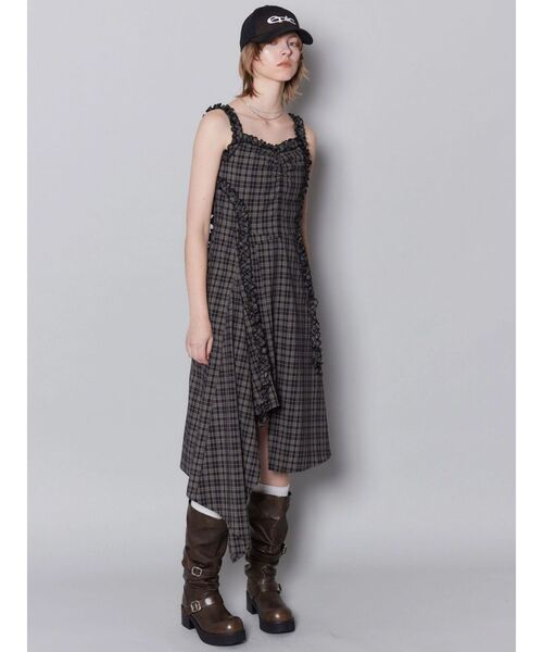 EMODA（エモダ）の「テープフリルアシンメトリーマキシワンピース（ワンピース・レディース・ブラック/ベージュ・MEDIUM/SMALL）」の6枚目の写真