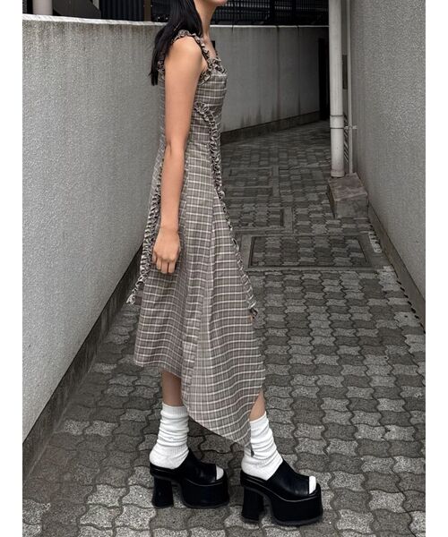 EMODA（エモダ）の「テープフリルアシンメトリーマキシワンピース（ワンピース・レディース・ブラック/ベージュ・MEDIUM/SMALL）」の14枚目の写真