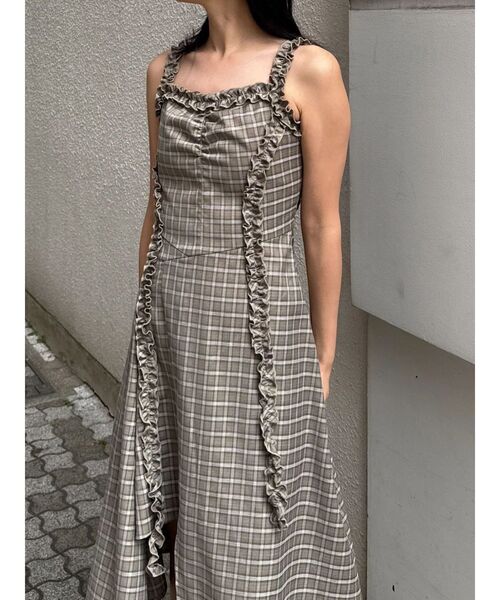 EMODA（エモダ）の「テープフリルアシンメトリーマキシワンピース（ワンピース・レディース・ブラック/ベージュ・MEDIUM/SMALL）」の16枚目の写真