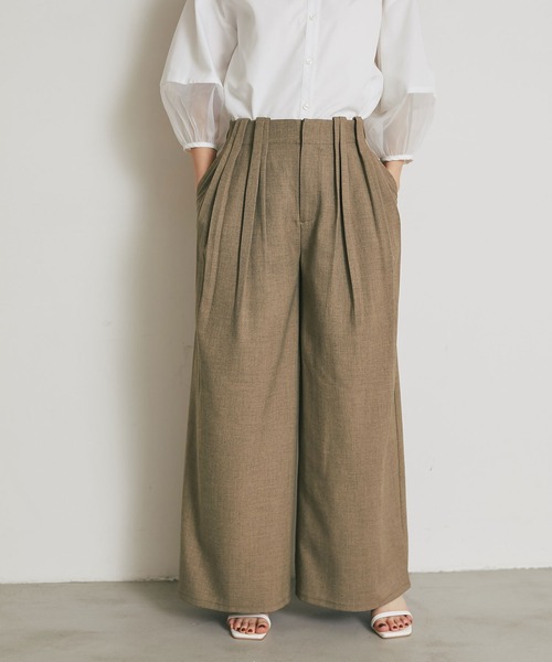 ARVELLIA(アルベリア)の「SCULPTED TUCK WIGE PANTS(その他パンツ・レディース・グレー/ベージュ・M)」の2枚目の写真