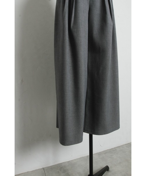ARVELLIA(アルベリア)の「SCULPTED TUCK WIGE PANTS(その他パンツ・レディース・グレー/ベージュ・M)」の17枚目の写真