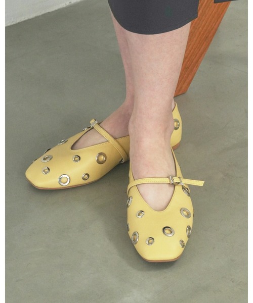 Emma Francis(エマフランシス)の「ハトメ ストラップ フラット パンプス(パンプス・レディース・アイボリー/ブラック/ライトイエロー・24.5cm/23.0cm/22.5cm/22.0cm/25.0cm/24.0cm/23.5cm)」の3枚目の写真