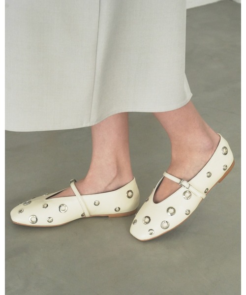 Emma Francis(エマフランシス)の「ハトメ ストラップ フラット パンプス(パンプス・レディース・アイボリー/ブラック/ライトイエロー・24.5cm/23.0cm/22.5cm/22.0cm/25.0cm/24.0cm/23.5cm)」の1枚目の写真