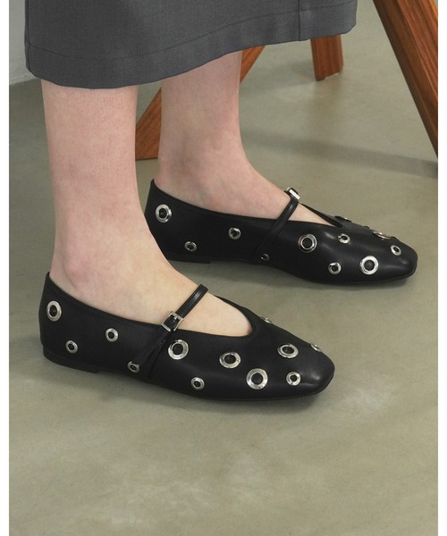 Emma Francis(エマフランシス)の「ハトメ ストラップ フラット パンプス(パンプス・レディース・アイボリー/ブラック/ライトイエロー・24.5cm/23.0cm/22.5cm/22.0cm/25.0cm/24.0cm/23.5cm)」の2枚目の写真