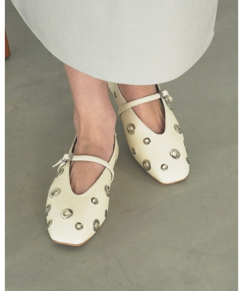 Emma Francis(エマフランシス)の「ハトメ ストラップ フラット パンプス(パンプス・レディース・アイボリー/ブラック/ライトイエロー・24.5cm/23.0cm/22.5cm/22.0cm/25.0cm/24.0cm/23.5cm)」の4枚目の写真