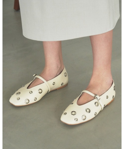 Emma Francis(エマフランシス)の「ハトメ ストラップ フラット パンプス(パンプス・レディース・アイボリー/ブラック/ライトイエロー・24.5cm/23.0cm/22.5cm/22.0cm/25.0cm/24.0cm/23.5cm)」の5枚目の写真