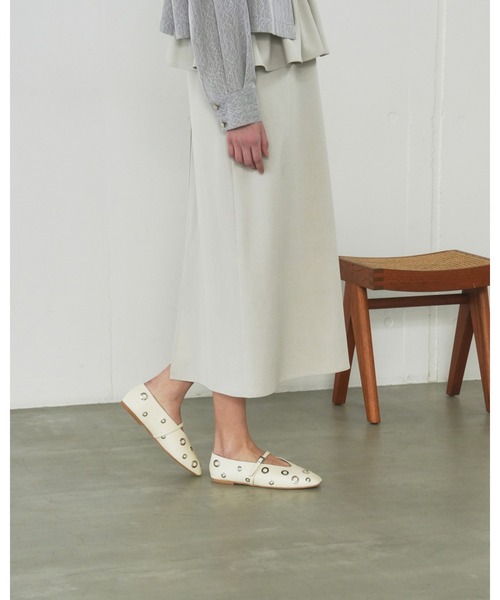 Emma Francis(エマフランシス)の「ハトメ ストラップ フラット パンプス(パンプス・レディース・アイボリー/ブラック/ライトイエロー・24.5cm/23.0cm/22.5cm/22.0cm/25.0cm/24.0cm/23.5cm)」の6枚目の写真