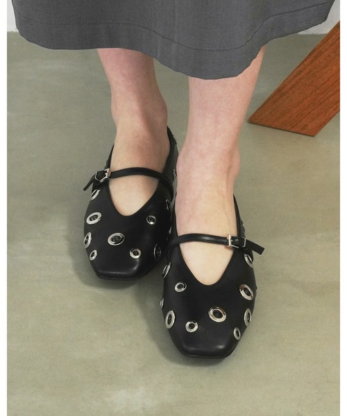 Emma Francis(エマフランシス)の「ハトメ ストラップ フラット パンプス(パンプス・レディース・アイボリー/ブラック/ライトイエロー・24.5cm/23.0cm/22.5cm/22.0cm/25.0cm/24.0cm/23.5cm)」の10枚目の写真