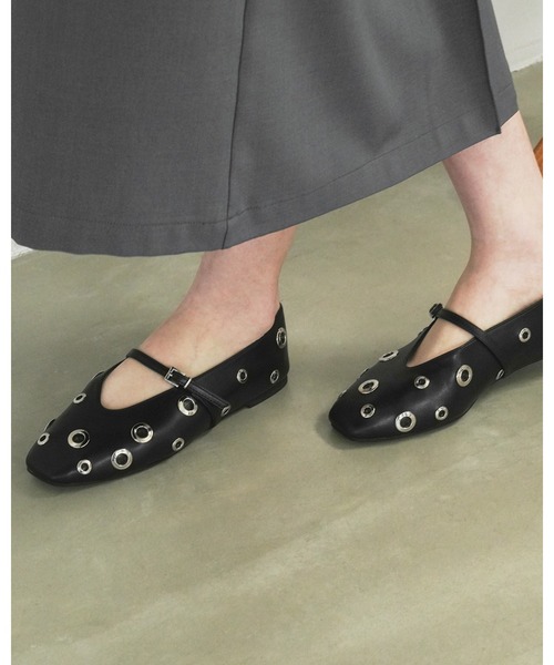 Emma Francis(エマフランシス)の「ハトメ ストラップ フラット パンプス(パンプス・レディース・アイボリー/ブラック/ライトイエロー・24.5cm/23.0cm/22.5cm/22.0cm/25.0cm/24.0cm/23.5cm)」の11枚目の写真