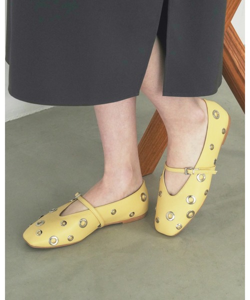 Emma Francis(エマフランシス)の「ハトメ ストラップ フラット パンプス(パンプス・レディース・アイボリー/ブラック/ライトイエロー・24.5cm/23.0cm/22.5cm/22.0cm/25.0cm/24.0cm/23.5cm)」の16枚目の写真