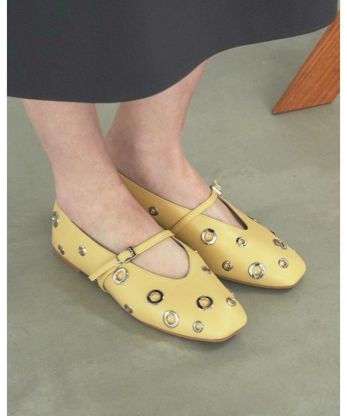 Emma Francis(エマフランシス)の「ハトメ ストラップ フラット パンプス(パンプス・レディース・アイボリー/ブラック/ライトイエロー・24.5cm/23.0cm/22.5cm/22.0cm/25.0cm/24.0cm/23.5cm)」の17枚目の写真