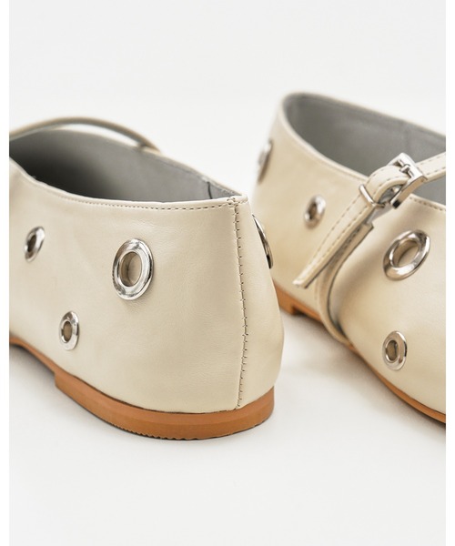 Emma Francis(エマフランシス)の「ハトメ ストラップ フラット パンプス(パンプス・レディース・アイボリー/ブラック/ライトイエロー・24.5cm/23.0cm/22.5cm/22.0cm/25.0cm/24.0cm/23.5cm)」の22枚目の写真