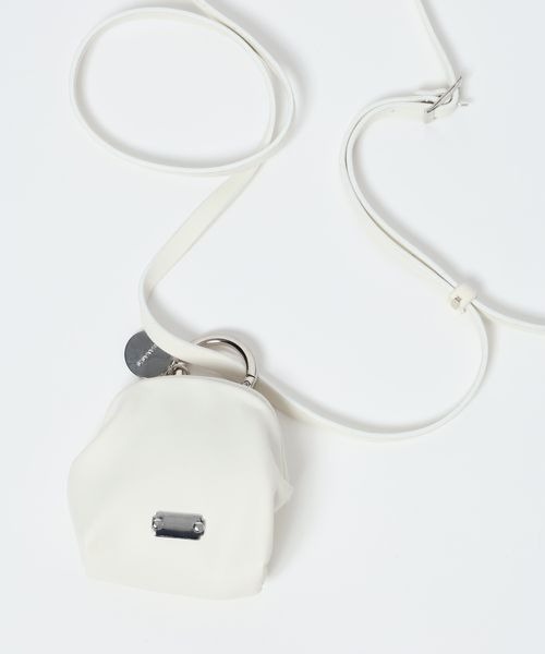 JEANASIS（ジーナシス）の「ステートメントガマグチネックレス/663860（ポーチ・レディース・ブラック/シルバー/ホワイト・FREE）」の2枚目の写真